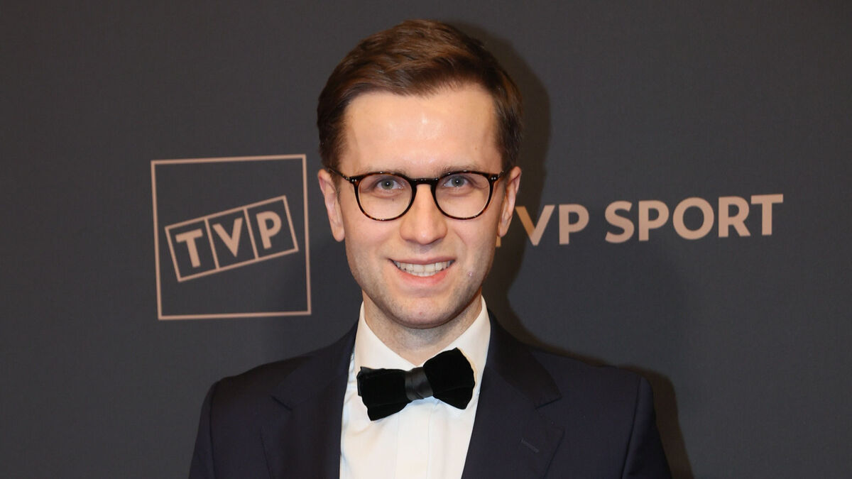 Mikołaj „Miko” Marczyk wśród laureatów nagrody „Sportowca roku 2025” – rozmowa w programie „Pytanie na śniadanie”. Sportowiec w garniturze i muszce stoi na tle ścianki z logo TVP Sport podczas wydarzenia galowego. Kadr przedstawia portret laureata nagrody sportowej w oficjalnej oprawie medialnej.