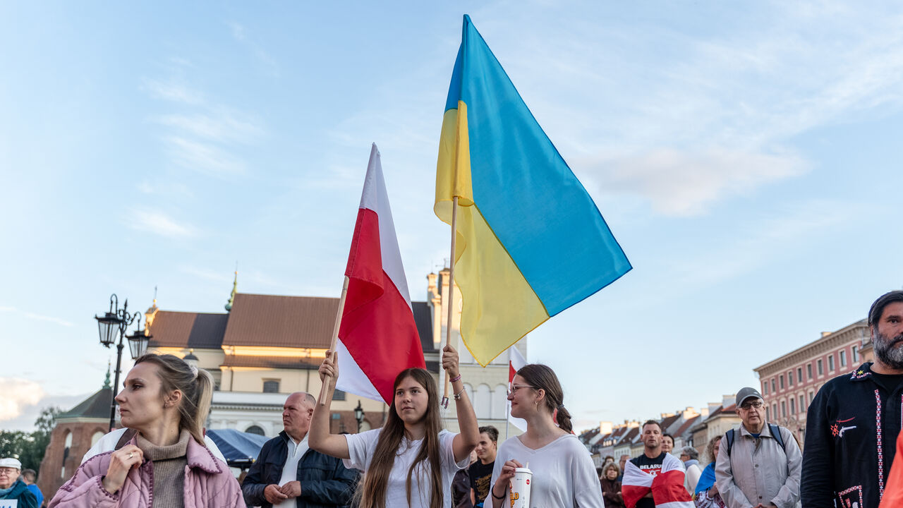Ukrainian refugees leave Poland amid rising tensions as Czech Republic gains appeal