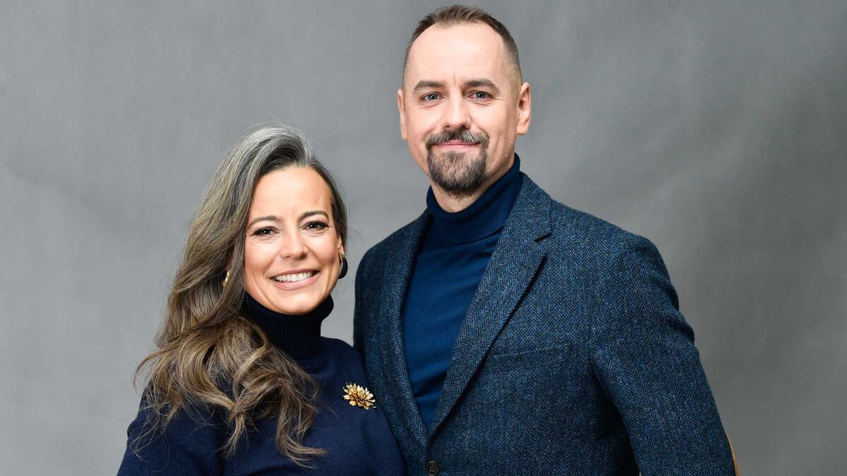 Przepis na idealną randkę – Anna Mucha i Jakub Wons w programie „Pytanie na śniadanie”. Aktorzy pozują do zdjęcia studyjnego na jednolitym tle, ubrani w stonowane, eleganckie stylizacje. Kadr przedstawia ujęcie do pasa, z wyraźnie widocznymi detalami ubioru i dodatków.