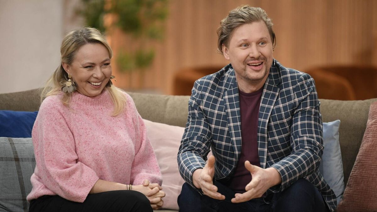 Małgorzata i Andrzej Nejman siedzą na kanapie w studiu programu „Pytanie na śniadanie”. Oboje uśmiechają się i rozmawiają z prowadzącymi, a Andrzej gestykuluje podczas wypowiedzi. W tle widać jasne, przytulne wnętrze studia z poduszkami i roślinami.
