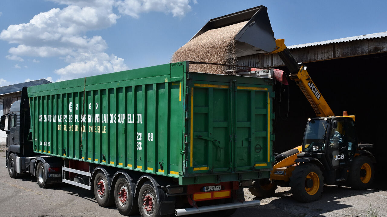 Latvia eyes massive tariff on grain from Russia and Belarus
